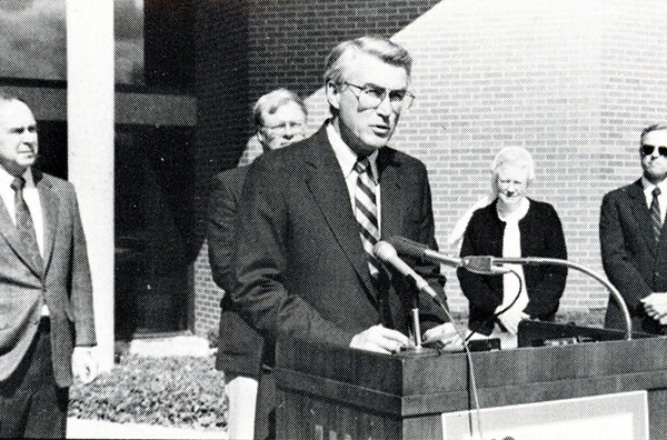 Governor Jim Edgar gives an announcement