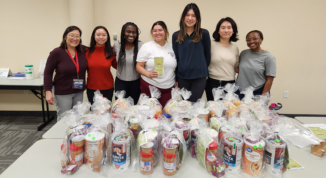Dr. Amy Christison and UICOMP students assembled healthy meal kits for local food pantries